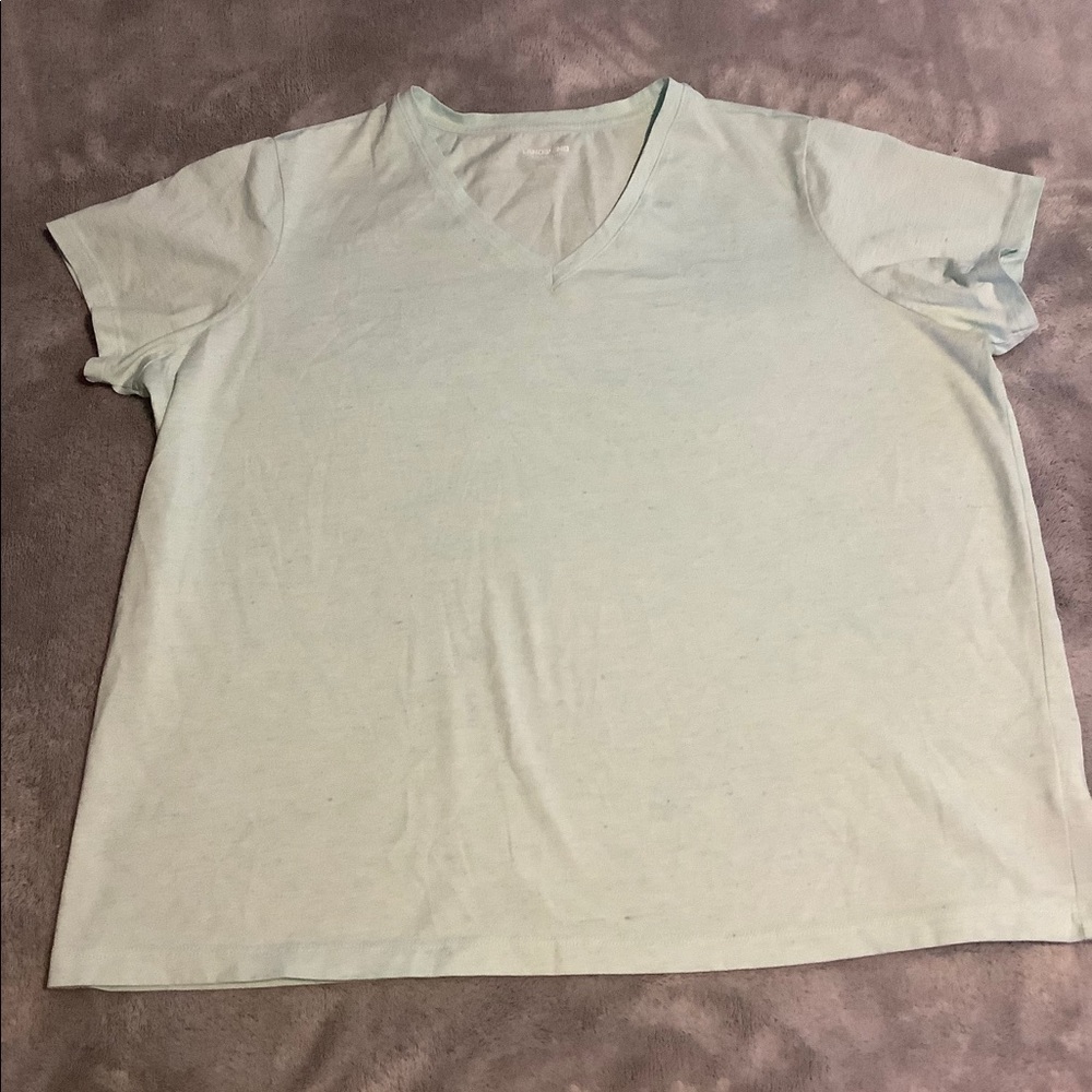 Women’s vneck tee
